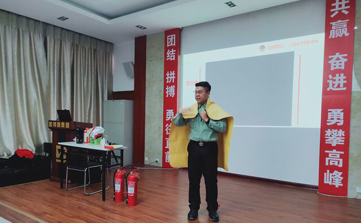 宋智成教官演示當發生火災時如何自救