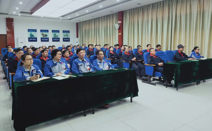公司員工認真聽講，并與教官進行現場互動