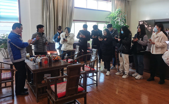 領(lǐng)導班子一行詢問員工過年情況