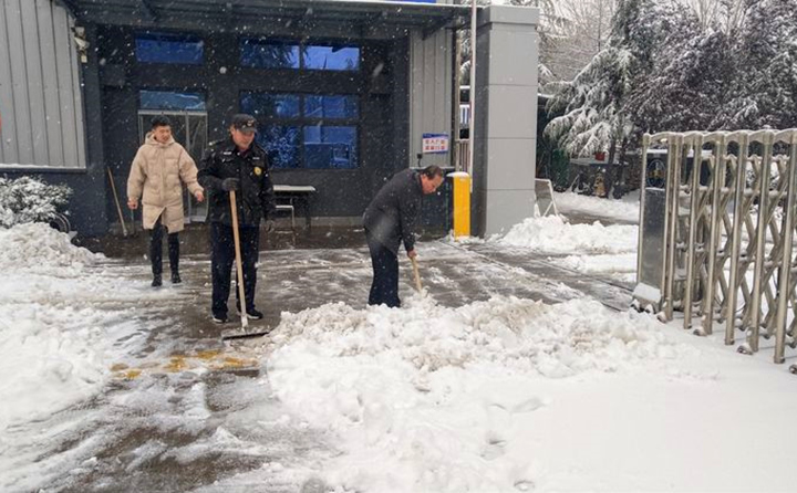 集團黨支部書記景奉全帶領應急小組，冒雪對公司門口路面進行清掃，保障員工出行安全。