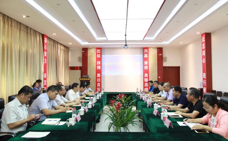 領(lǐng)導(dǎo)一行展開深入會議交流